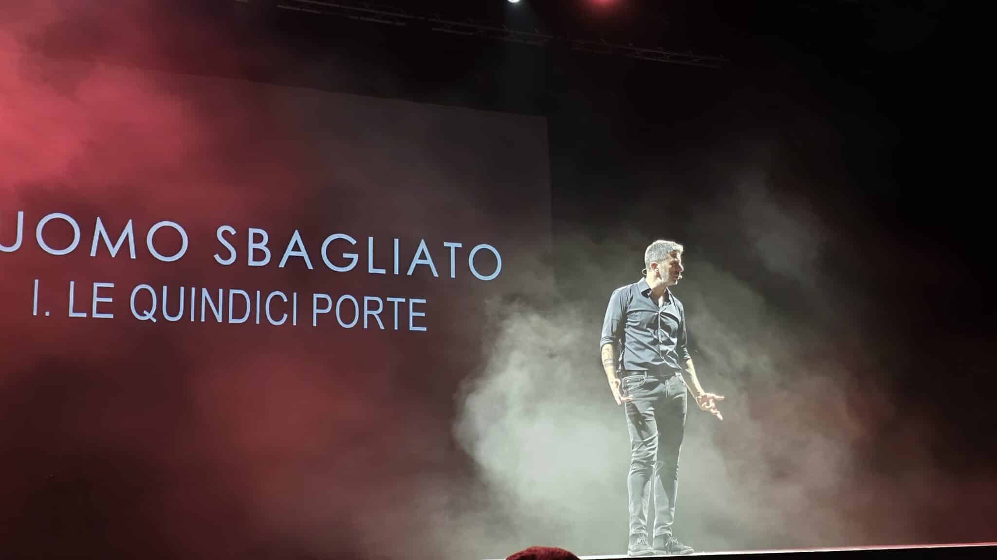Pablo Trincia sul palco del Teatro La Versiliana (foto Alberto Macaluso)