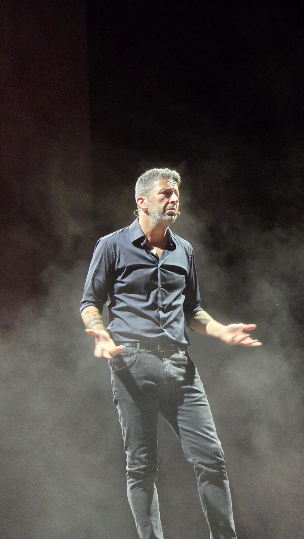 Due ore in scena da solo, senza scenografia (foto Alberto Macaluso)