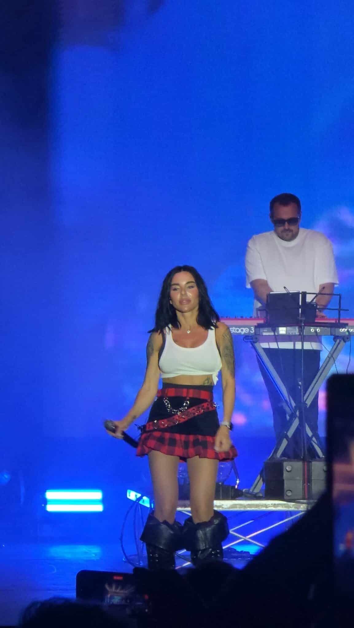 Le t.A.T.u. sul palco con la band e il pubblico che riprende con i telefoni