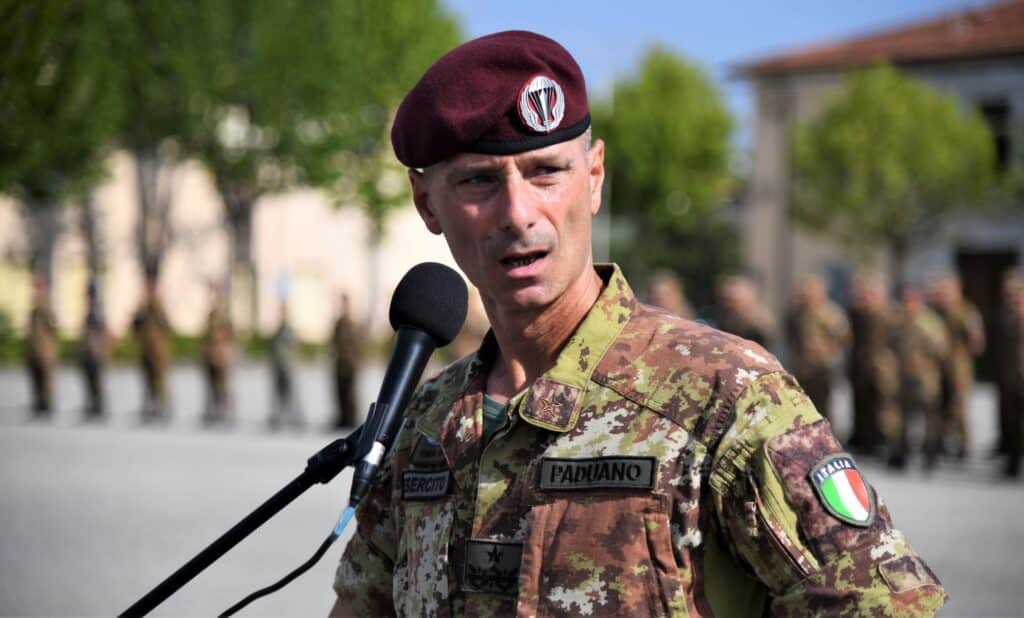 Foto 4 Il Comandante della Brigata Paracadutisti Folgore